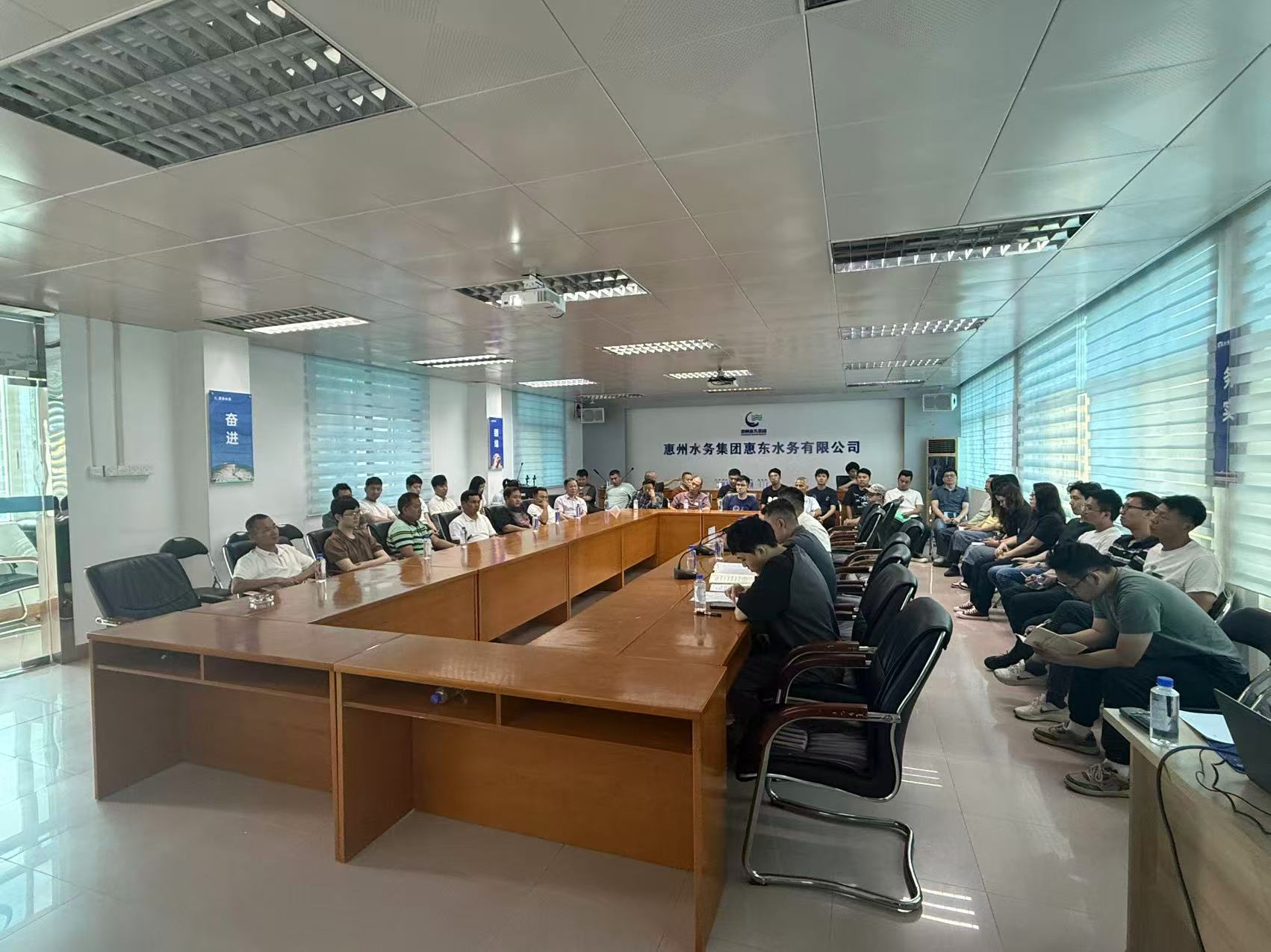 全链条拧紧工程劳务“安全阀”——惠东水务公司召开库内劳务公司安全生产专题会议